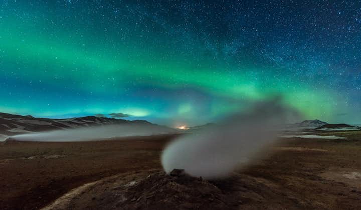 Le col de Namaskard en Islande du Nord sous les aurores boréales.