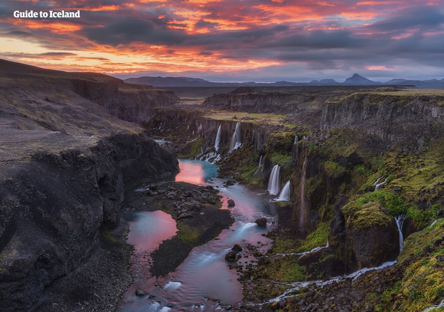Islandzkie wodospady w trakcie białych nocy
