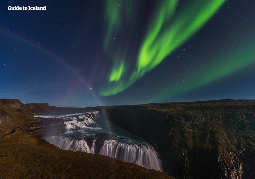 Der Wasserfall Gullfoss ist einer der drei Orte, die auf dem Goldenen Kreis angefahren werden können.