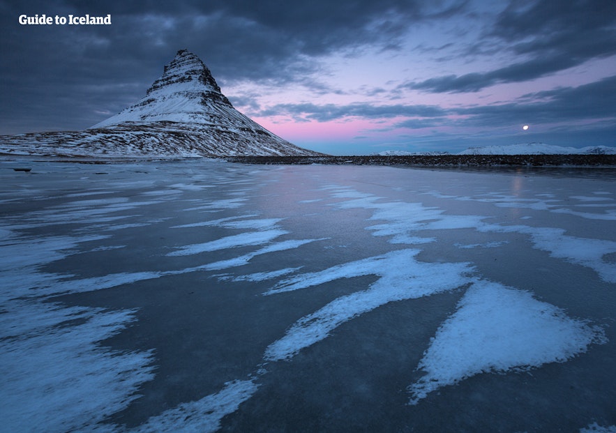 Der Berg Kirkjufell ist nur ein paar Stunden von Reykjavík entfernt, wenn man mit dem Auto in Island unterwegs ist.