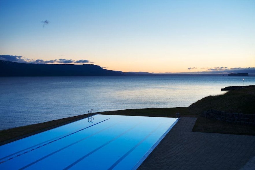 La piscine avec vue sur fjord à Hófsos