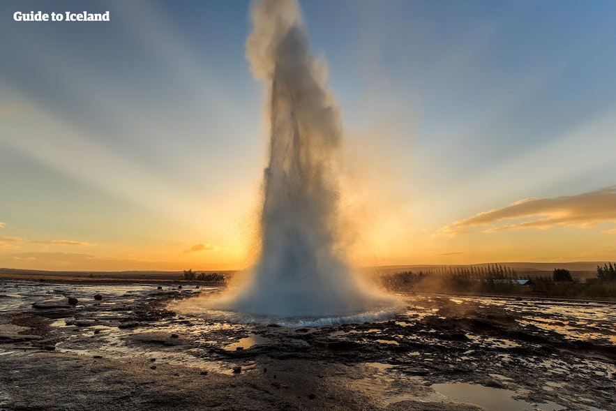 冰岛黄金圈景区的间歇泉喷发胜景。