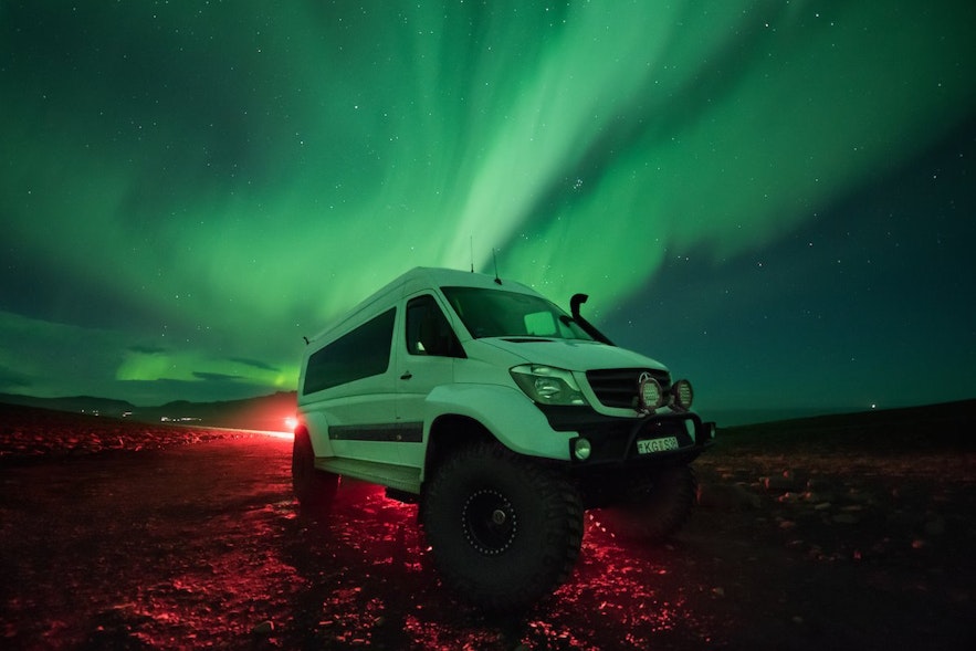 冰島極光下的越野車