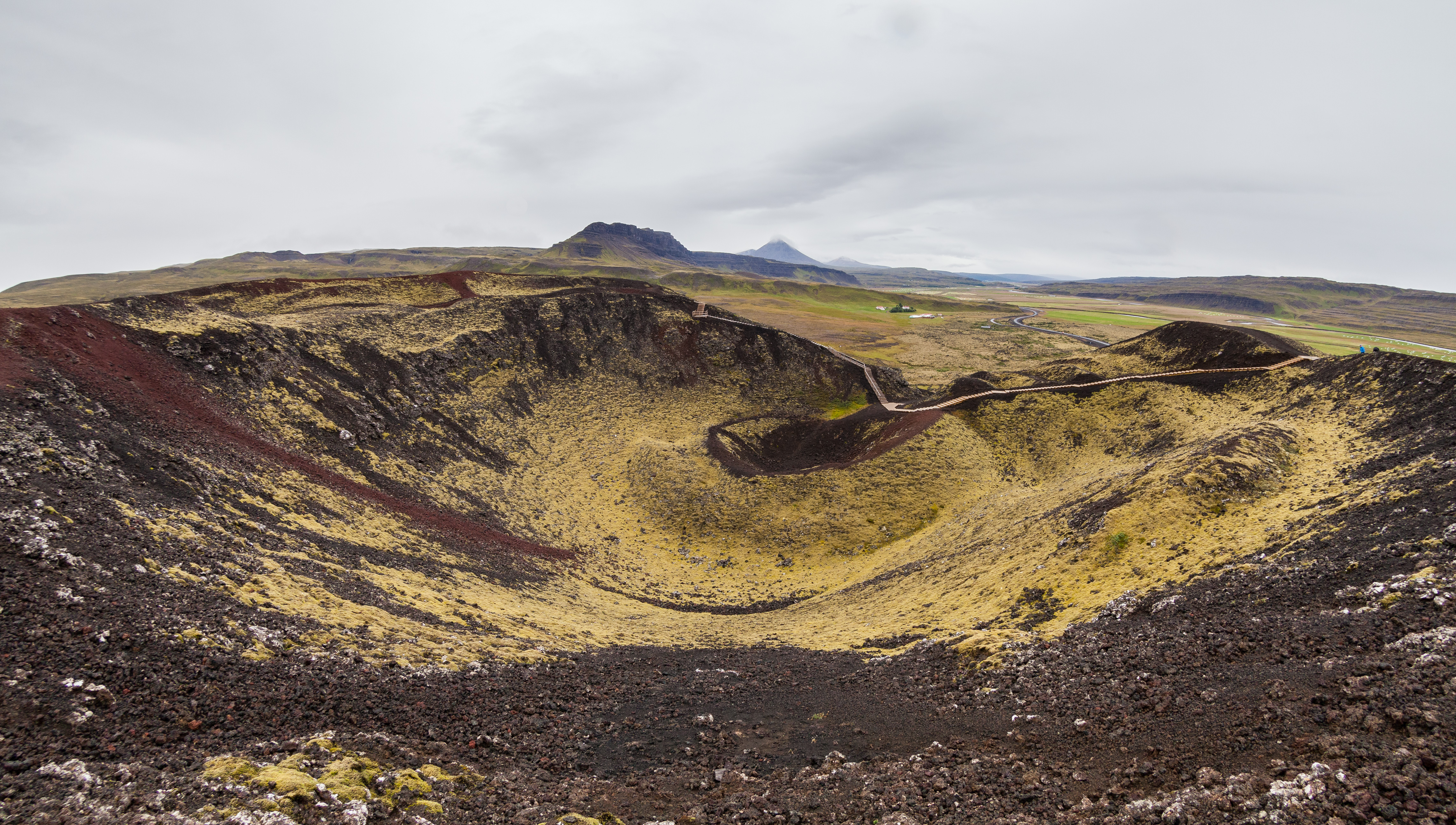 格拉布鲁克火山口是冰岛西部的一处徒步胜地