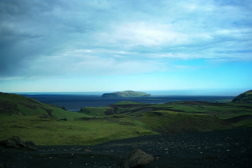 A view of Hjörleifshöfði and its surroundings.