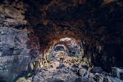観光情報：ロイヴァルホゥルスヘトリル洞窟