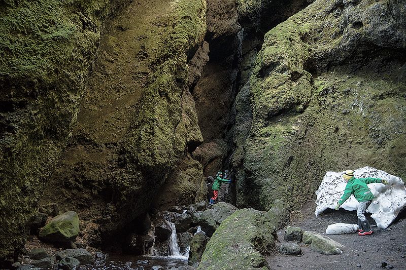 游客可以攀登进入Rauðfeldsgjá峡谷内部参观，领略冰岛斯奈山半岛的地质胜景