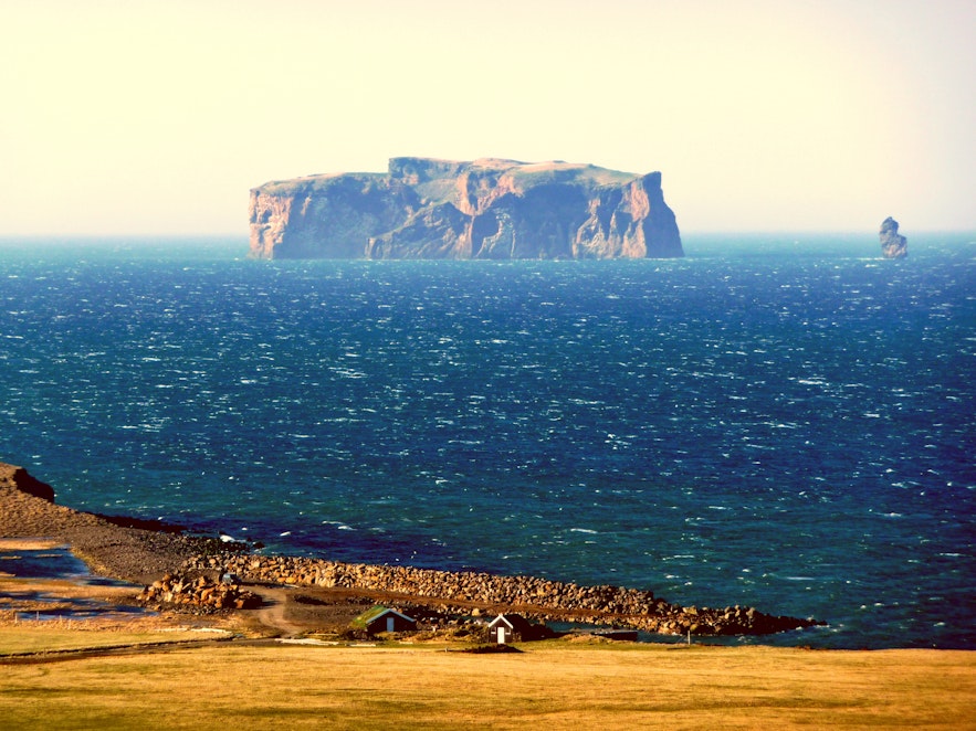 아이슬란드 해안가에서 바라본 드란게이 섬