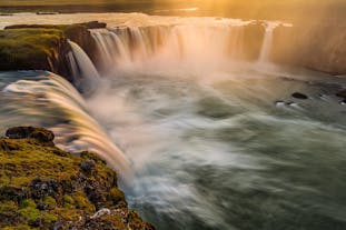 冰岛北部磅礴的众神瀑布