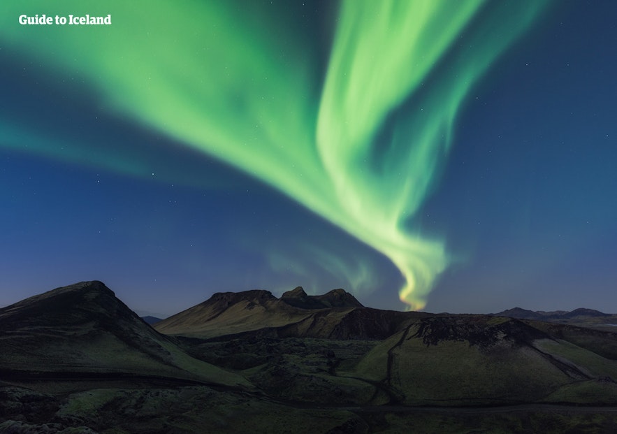 아이슬란드 산 위로 빛나는 오로라