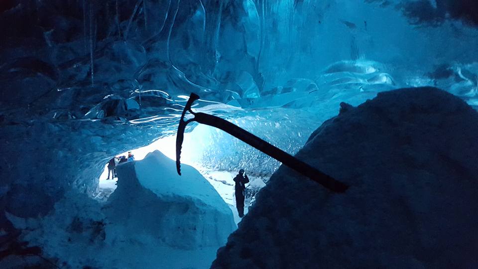 Une visite de la grotte de glace est une expérience unique