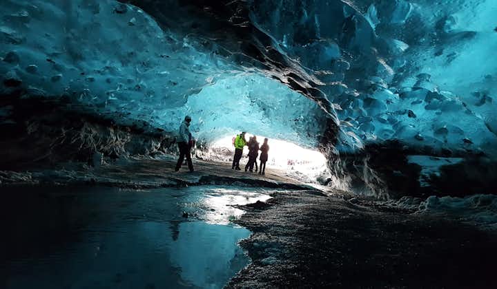 Hver grotte er unik og isgrottene i Vatnajökull endrer seg hele tiden