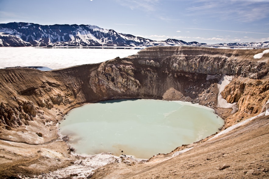 ทะเลสาบภูเขาไฟอาซค์จาที่อยู่ด้านหลัง, และทะเลสาบที่มีขนาดเล็กกว่าที่ชื่อว่าวิไตในที่ราบสูงของประเทศไอซ์แลนด์.