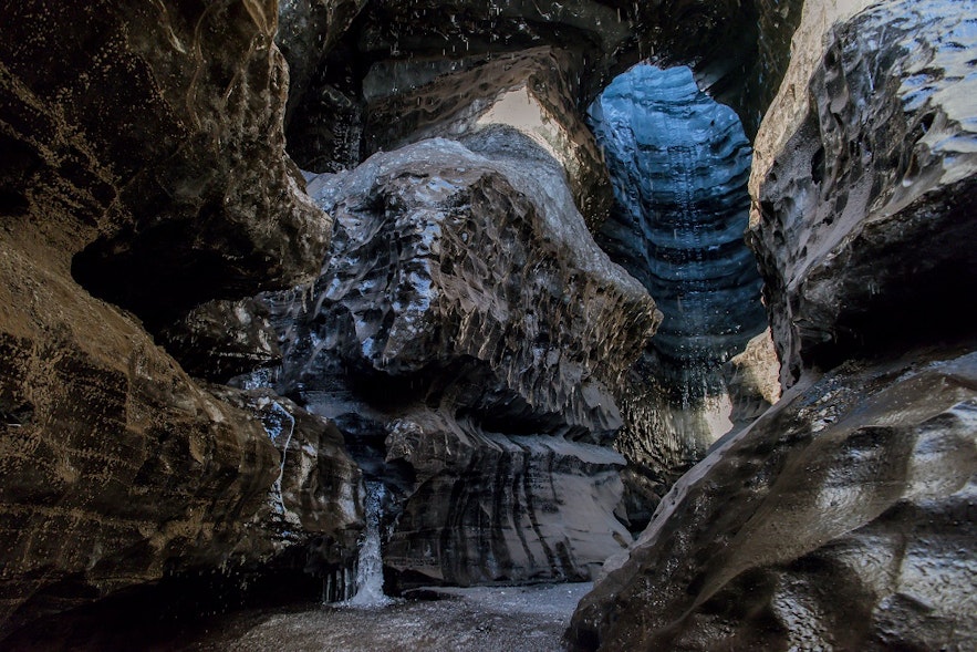 カトラ火山の氷河には不思議な黒い氷の洞窟がある