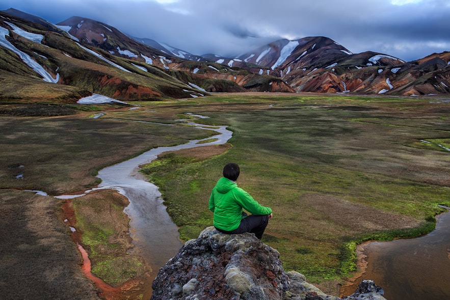 Landmannalaugar mit seinen bunten Bergen ist ein beliebtes Wandergebiet in Island.
