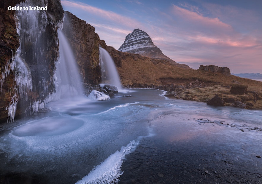 Berget Kirkjufell och vattenfallet Kirkjufellsfoss på halvön Snæfellsnes