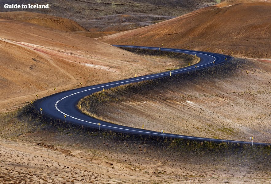 Una strada a curve in Islanda.