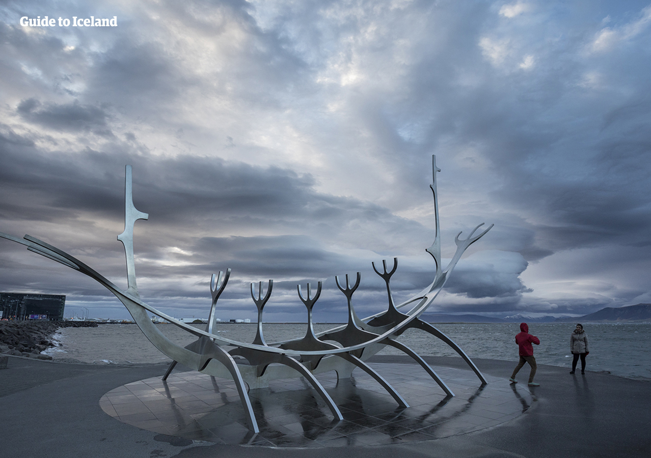 De Zonnevaarder, een populair beeldhouwwerk en onderwerp van foto's voor bezoekers van IJsland.