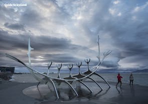 Il Viaggiatore Solare, una scultura popolare e un riferimento fotografico per i visitatori dell'Islanda.