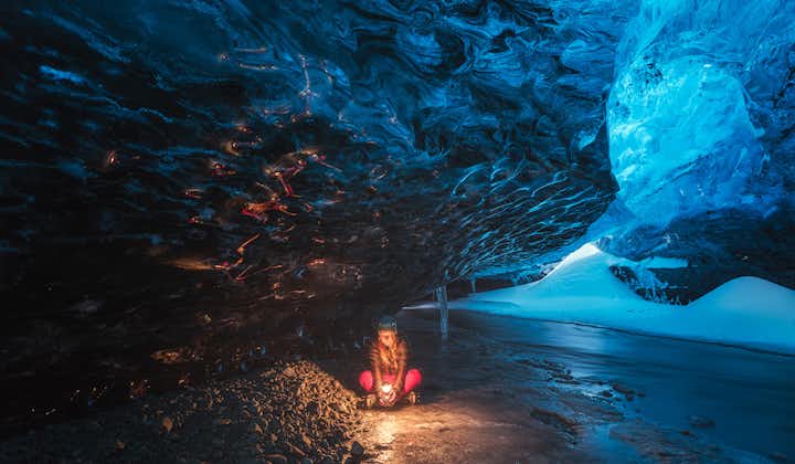 11月から3月の間に限り味わえるスーパーブルー氷の洞窟