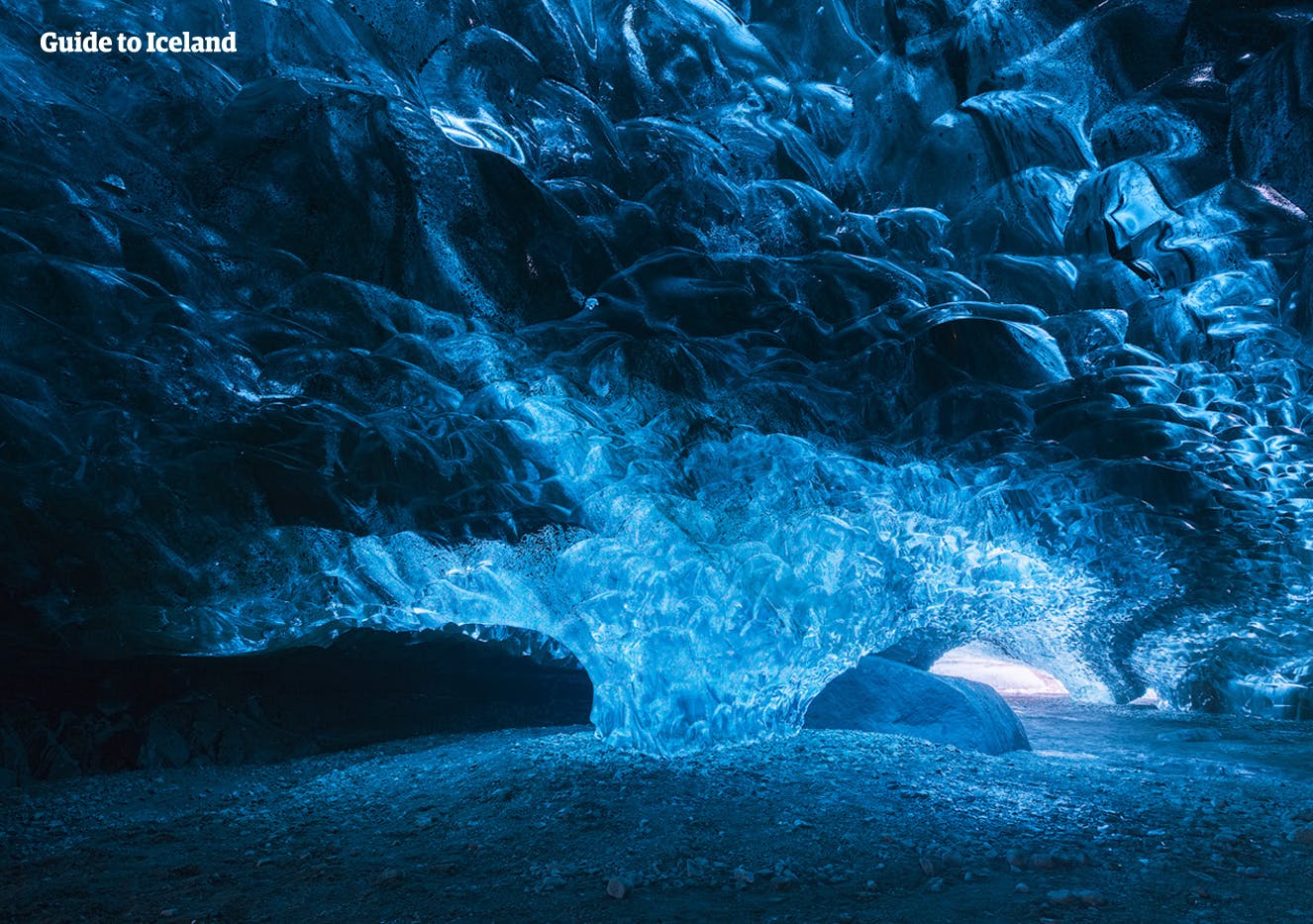 바트나요굴 국립공원에 자리잡은 얼음동굴의 환상적인 푸른빛