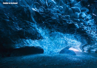 Fantastiche sfumature di blu in un'autentica grotta di ghiaccio nel Parco Nazionale di Vatnajökull.