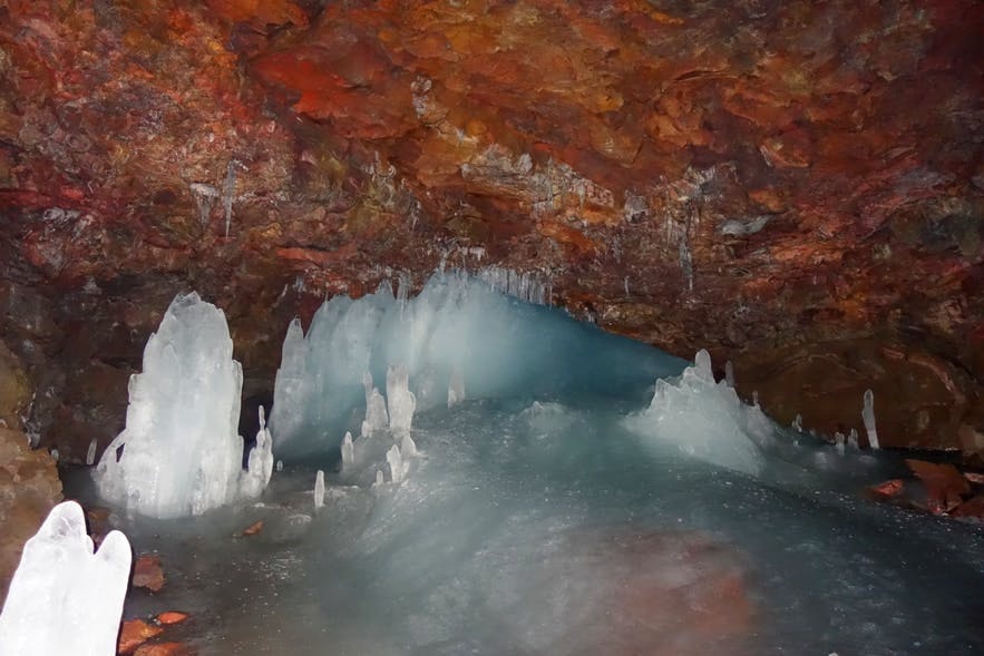아이슬란드 북부의 로프트헬리르 용암 동굴