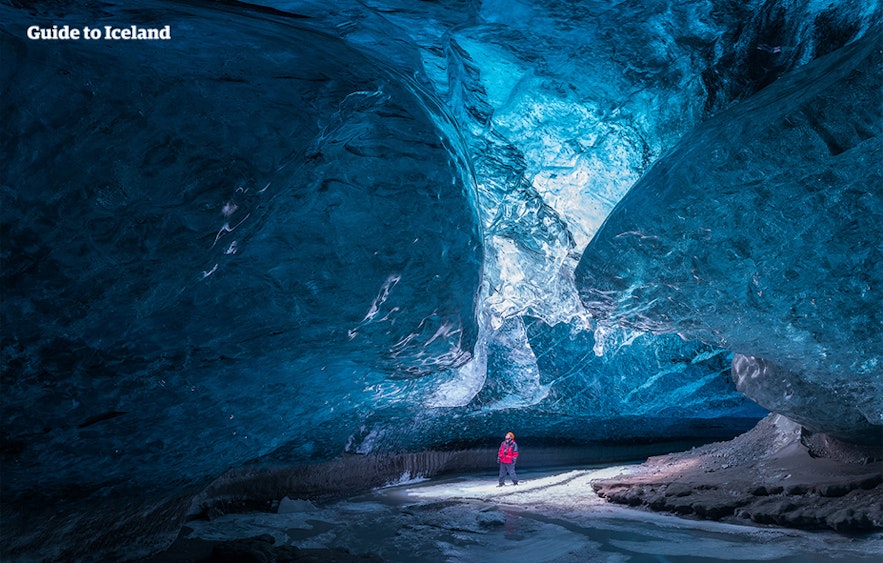 Wnętrze niebieskiej kryształowej jaskini lodowej na Islandii.