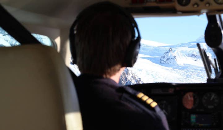 参加冰岛小飞机旅行团可以乘飞机俯瞰冰岛高地地区以及格里姆火山Grímsvötn爆发遗址