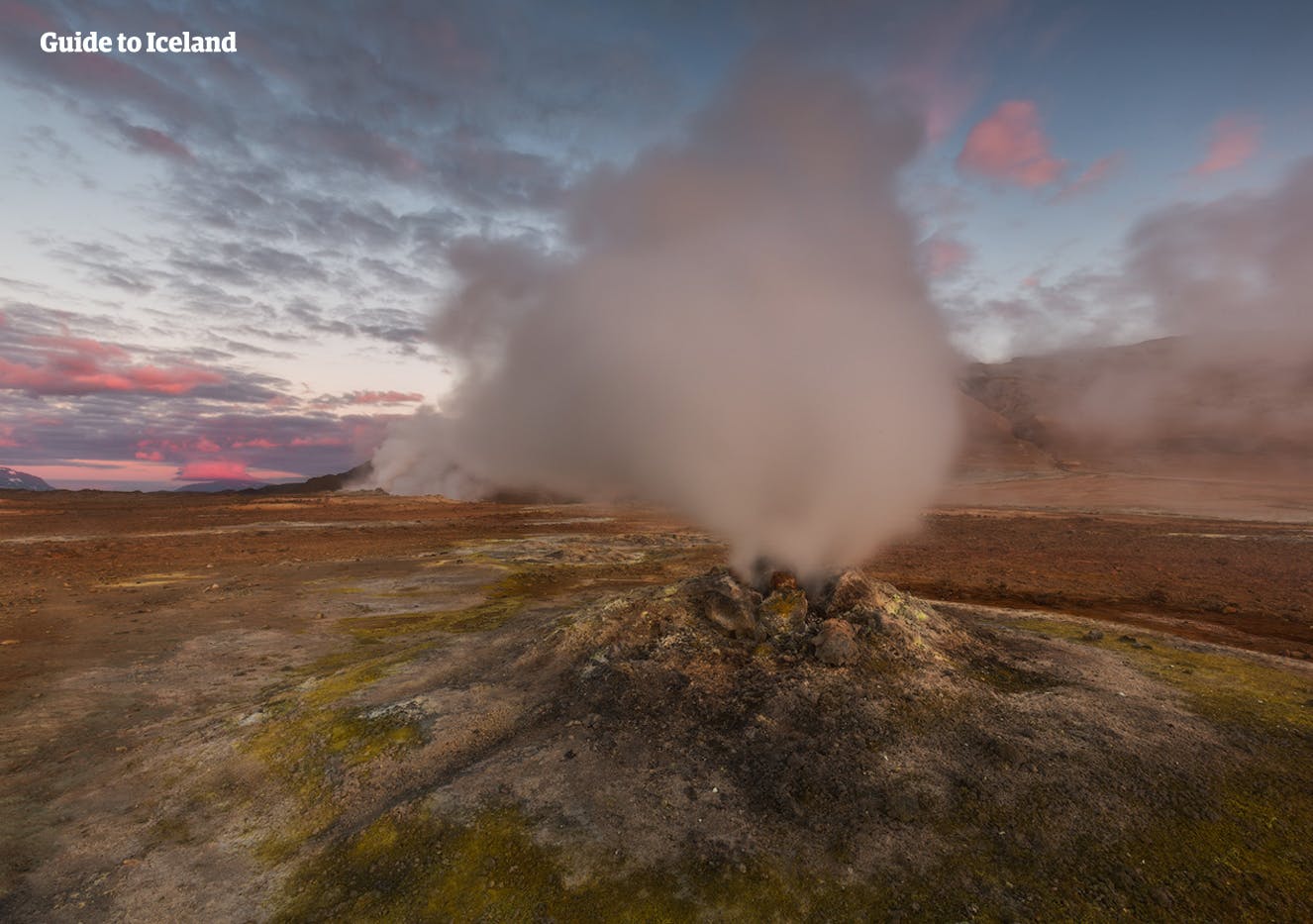 ไอน้ำพวยพุ่งในเขตพลังงานความร้อนใต้พิภพที่ทะเลสาบมิวาทน์ในทางเหนือของไอซ์แลนด์
