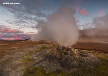 Stoom rijst op uit een luchtopening in een geothermisch gebied vlakbij het Myvatn-meer in Noord-IJsland