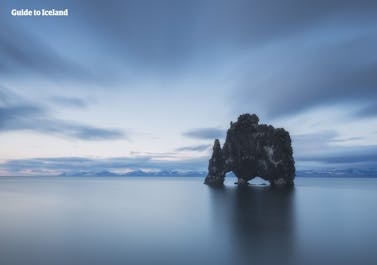 หินฮวิทแซร์กูร์ในทางเหนือของไอซ์แลนด์ ดูเหมือนมีมังกรโผล่ขึ้นมาจากทะเล