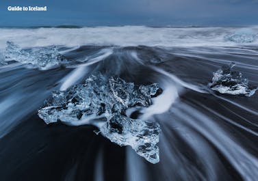 ヨークルスアゥルロゥン氷河湖の近くにあるダイヤモンドビーチは、アイスランドでも一二を争う美しい浜だ