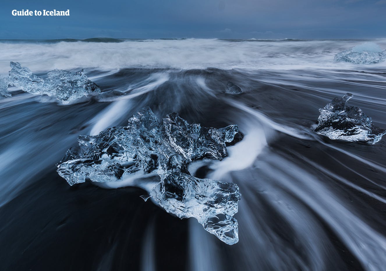 比邻杰古沙龙冰河湖(Jökulsárlón)的钻石沙滩是冰岛最美黑沙滩之一