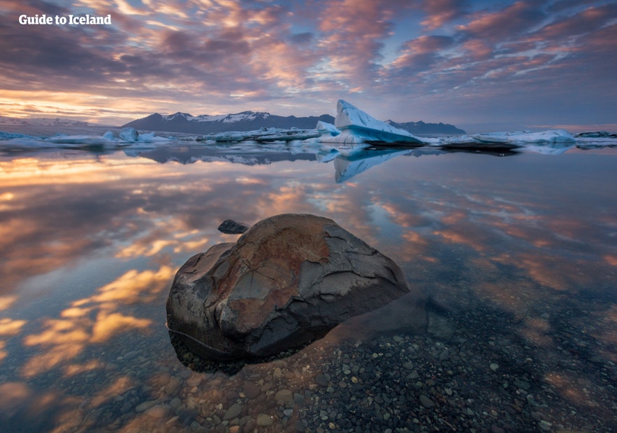 冰岛杰古沙龙冰河湖的夏季风光