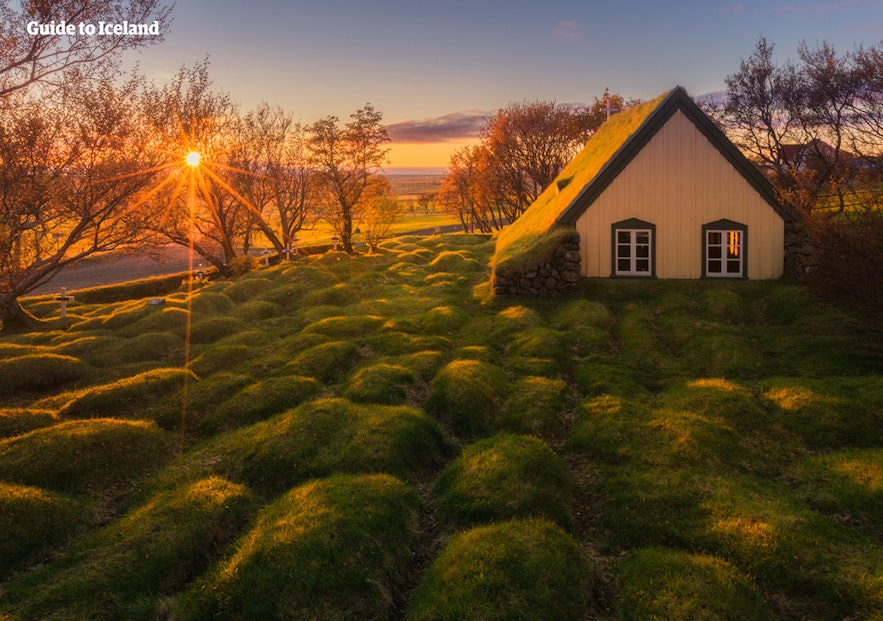 冰岛有很多传统的草皮屋，非常受游客欢迎