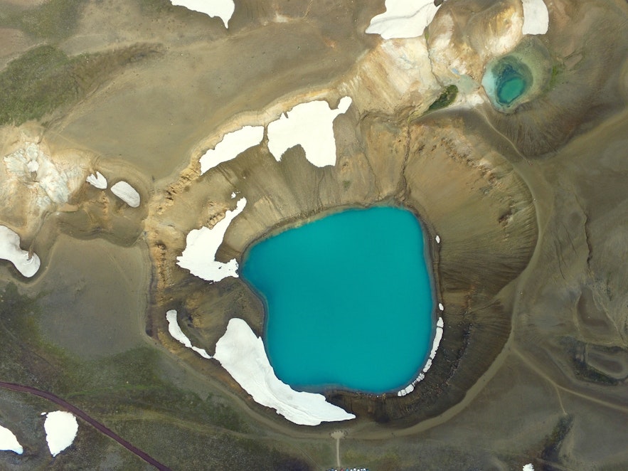 Der Víti im Krafla ist ein schöner Kratersee in Nordisland
