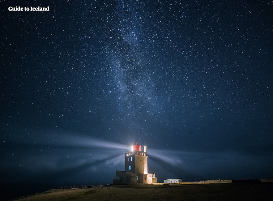 冰岛的灯塔和星空