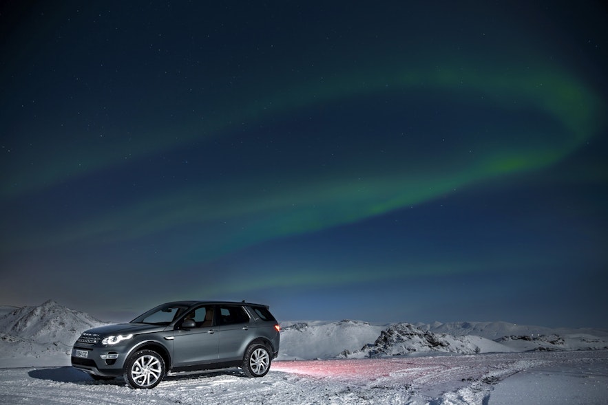 冬季在冰岛自驾追极光