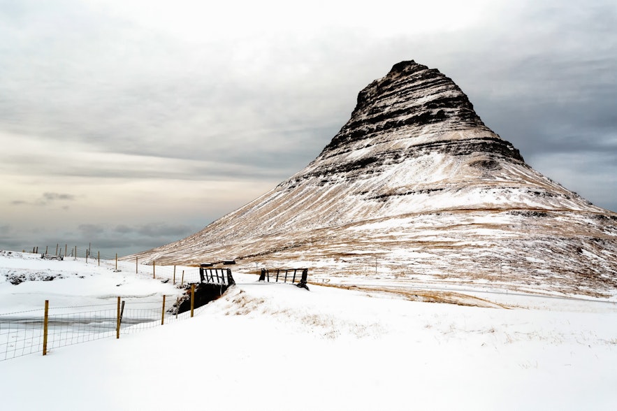 冬季冰島教堂山