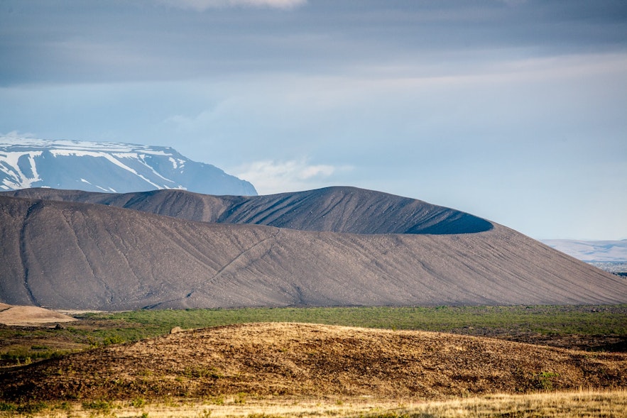 Hverfjall-Krater und umliegende Kontraste in der Gegend um den Mývatn