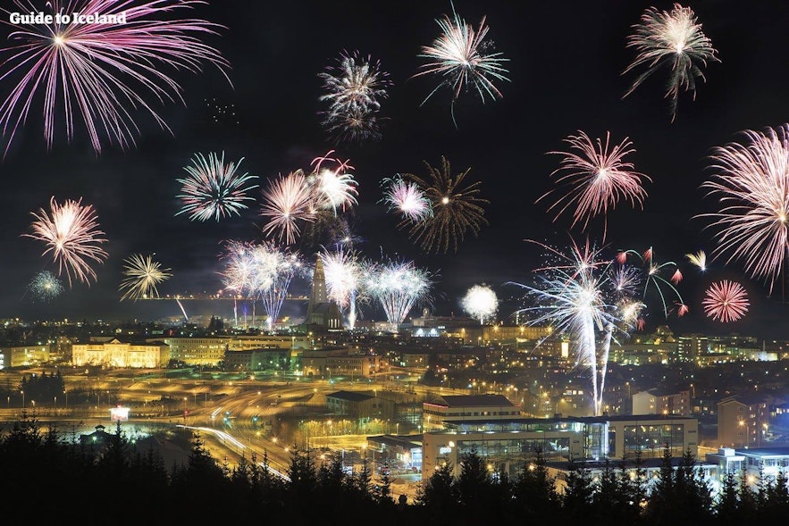 跨年时，冰岛首都雷克雅未克夜空中的焰火盛宴