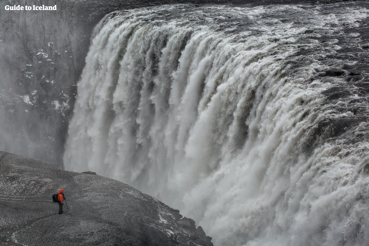 黛提瀑布磅礴壮阔，位于冰岛北部