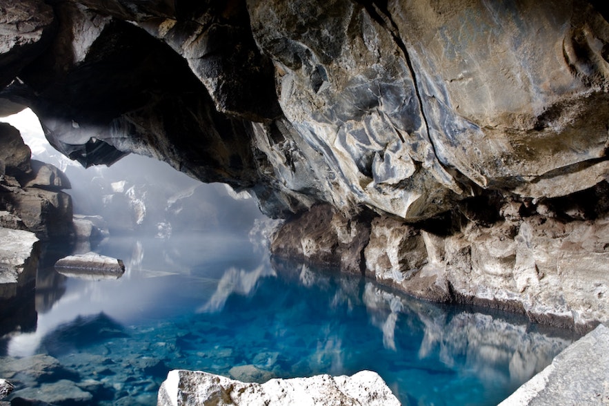 Grjótagjá to jaskinia z zachwycającą błękitną wodą Jeziora Mývatn w północnej Islandii.
