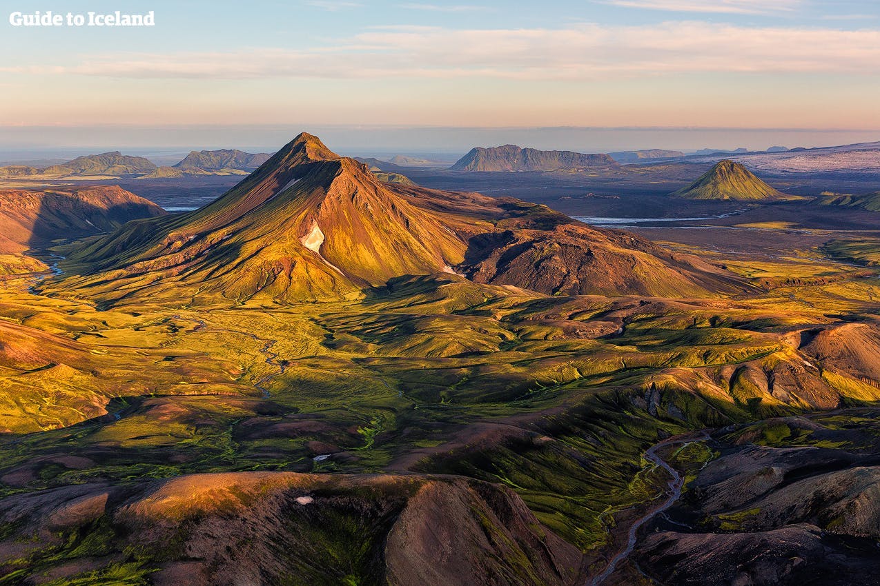 真夜中の太陽の光に照らされたアイスランドのロイガヴェーグル トレイル