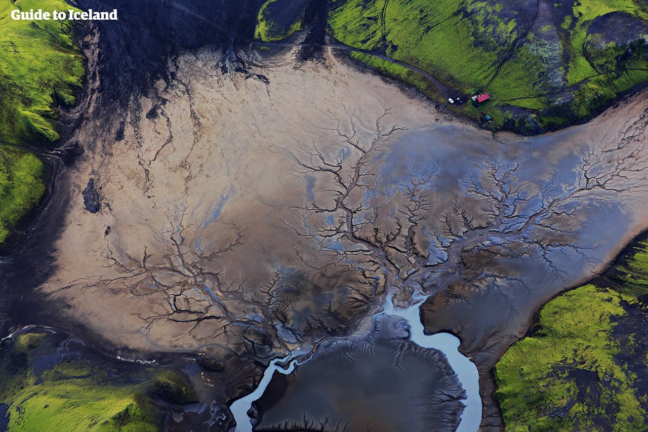 绿意盎然的苔藓覆盖在冰岛内陆高地的黑沙原上