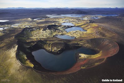 ランドマンナロイガルからソゥルスモルクまで続くトレイルではハイランド地方の火口湖がたくさん見られる