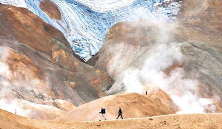 参加冰岛高地徒步旅行团，您将在幽谧的地热蒸汽之间徒步旅行