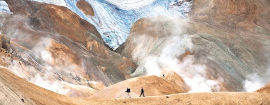 ハイランドでのハイキングツアーでは湯気が立ち込める地熱地帯を通り抜ける
