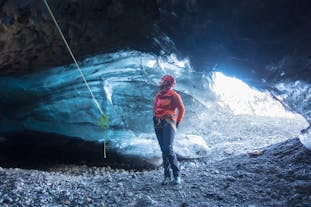 Lors d'un tour de la grotte de glace depuis la réserve naturelle de Skaftafell, vous verrez la glace bleue spectaculaire des murs de la grotte